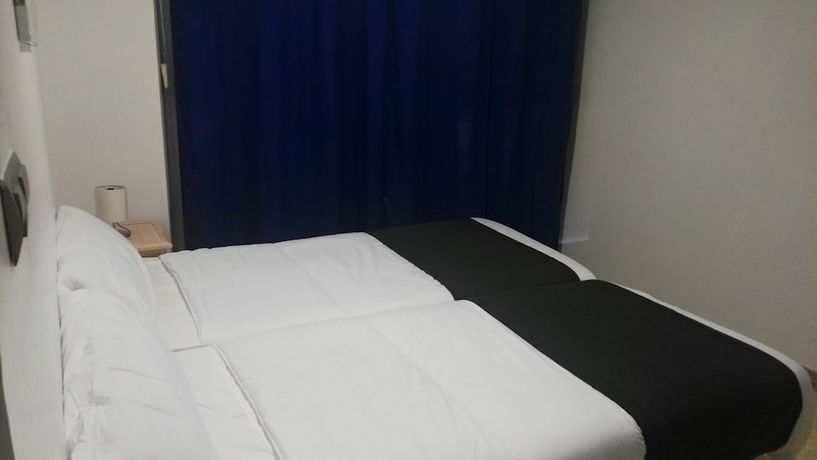 Imagen de la habitación del Hotel Urban Rooms Alicante. Foto 4