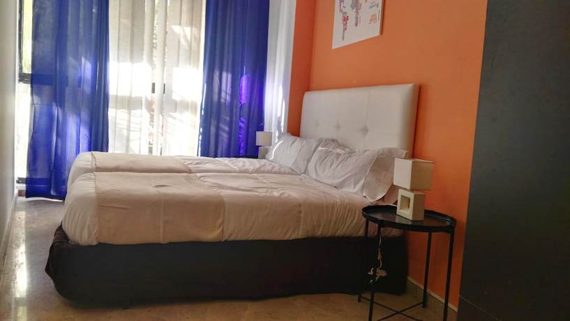 Imagen de la habitación del Hotel Urban Rooms Alicante. Foto 6