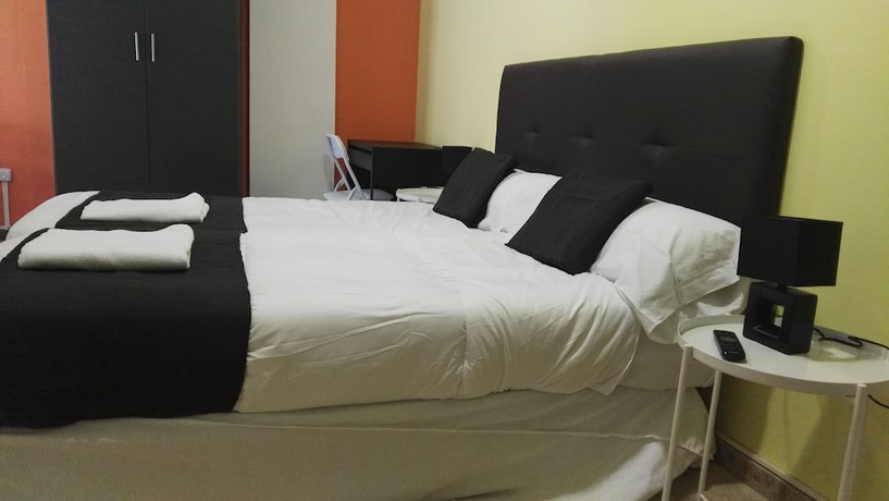 Imagen de la habitación del Hotel Urban Rooms Alicante. Foto 8