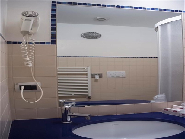 Imagen de la habitación del Hotel Urbani. Foto 7