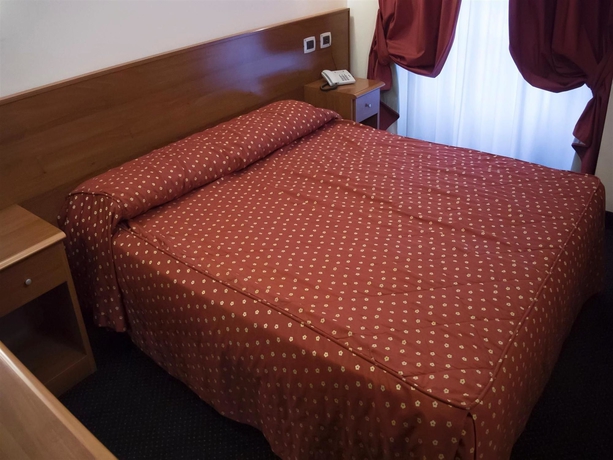 Imagen de los interiores del Hotel Urbani. Foto 16