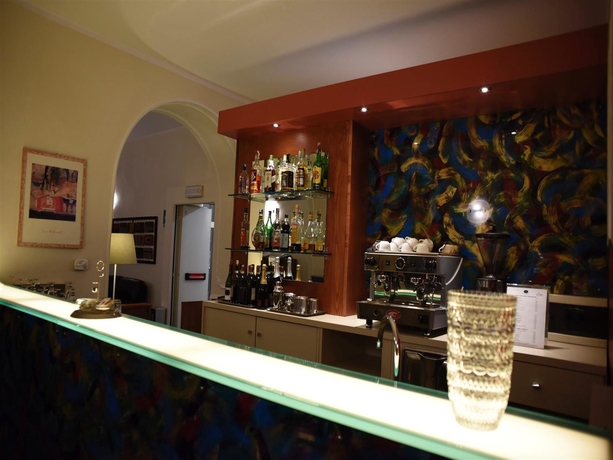 Imagen del bar/restaurante del Hotel Urbani. Foto 3