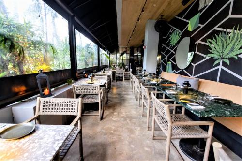 Imagen del bar/restaurante del Hotel Urbanica The Euclid. Foto 2