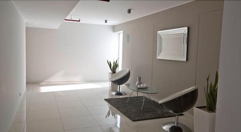 Imagen de los interiores del Hotel Urbano Apartments Miraflores Pardo. Foto 19