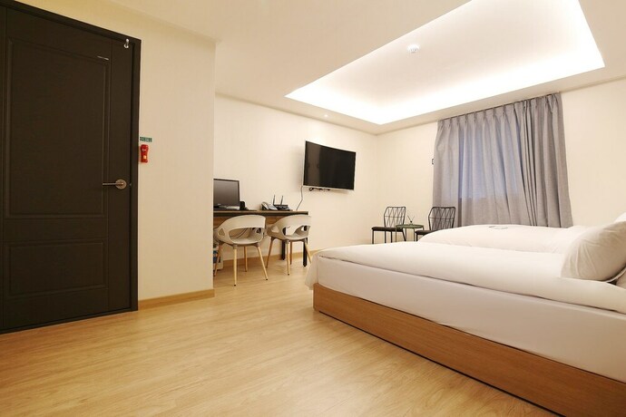 Imagen de la habitación del Hotel Urbanstay. Foto 24