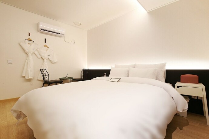 Imagen de la habitación del Hotel Urbanstay. Foto 25