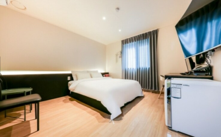 Imagen de la habitación del Hotel Urbanstay. Foto 27