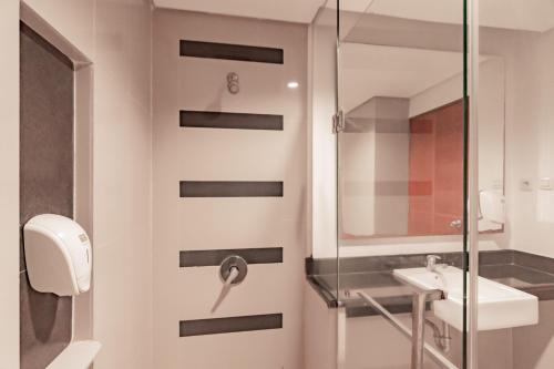 Imagen de la habitación del Hotel Urbanview Newton Riau Bandung by RedDoorz. Foto 16