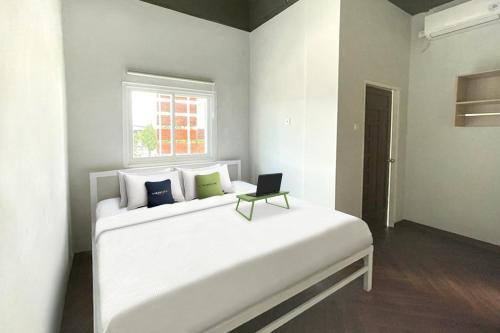 Imagen de la habitación del Hotel Urbanview The Tang Balikpapan. Foto 13