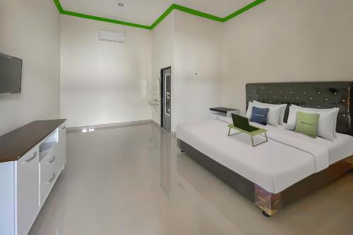 Imagen de la habitación del Hotel Urbanview Tirtamaya Jaya Indah Indramayu. Foto 3