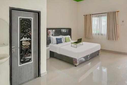 Imagen de la habitación del Hotel Urbanview Tirtamaya Jaya Indah Indramayu. Foto 5