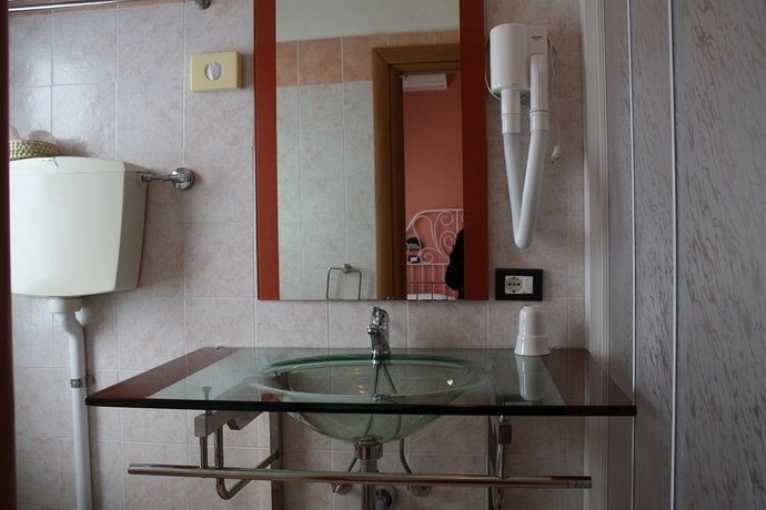 Imagen de la habitación del Hotel Urbinati. Foto 9