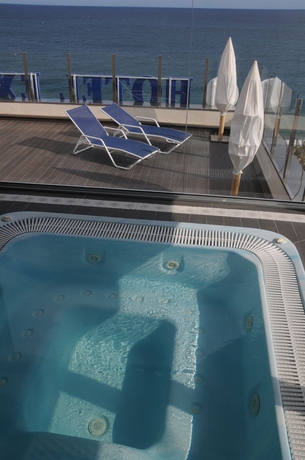 Imagen de los exteriores del Hotel Urh Excelsior. Foto 8