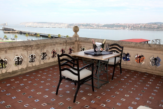 Imagen de los exteriores del Hotel Urh Palacio De Oriol. Foto 8