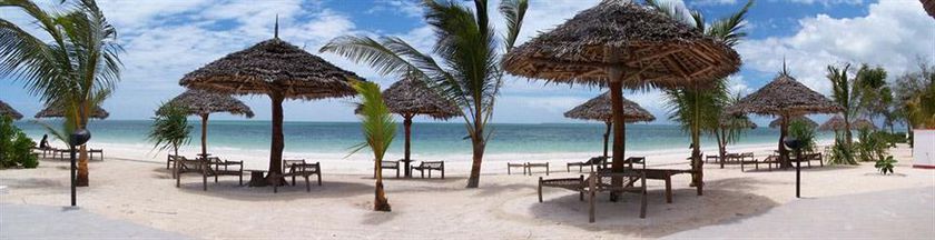 Imagen de los exteriores del Hotel Uroa Bay Beach Resort. Foto 10