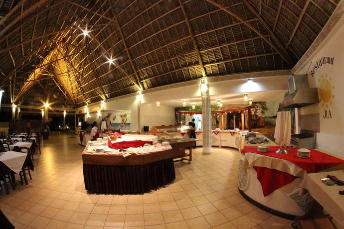 Imagen del bar/restaurante del Hotel Uroa Bay Beach Resort. Foto 5