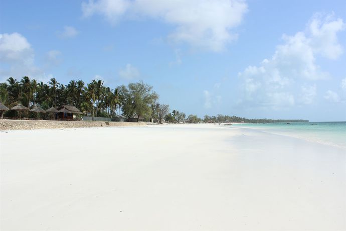 Imagen de los exteriores del Hotel Uroa Bay Beach Resort. Foto 13