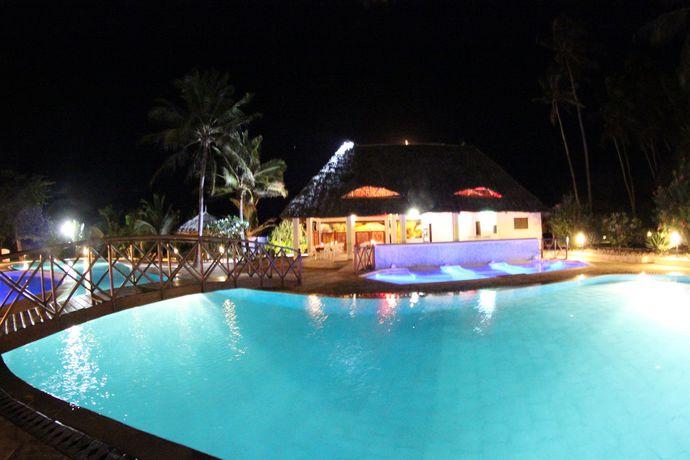 Imagen de la piscina del Hotel Uroa Bay Beach Resort. Foto 16