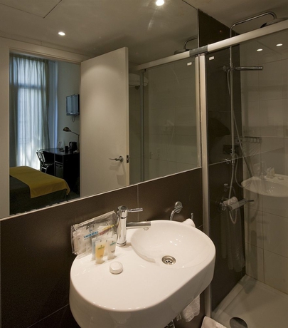 Imagen de la habitación del Hotel Urquinaona. Foto 6