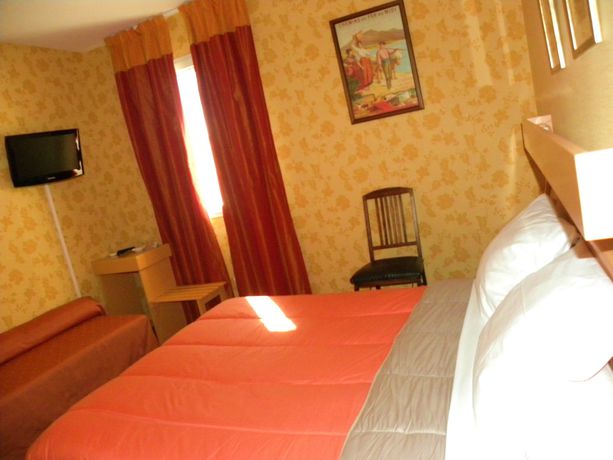 Imagen de la habitación del Hotel Ursula. Foto 15