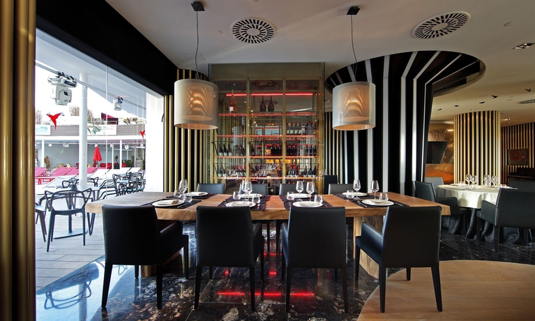 Imagen del bar/restaurante del Hotel Ushuaia Ibiza Beach - Adults Only - Entrance To Ushuaia Club Included. Foto 7