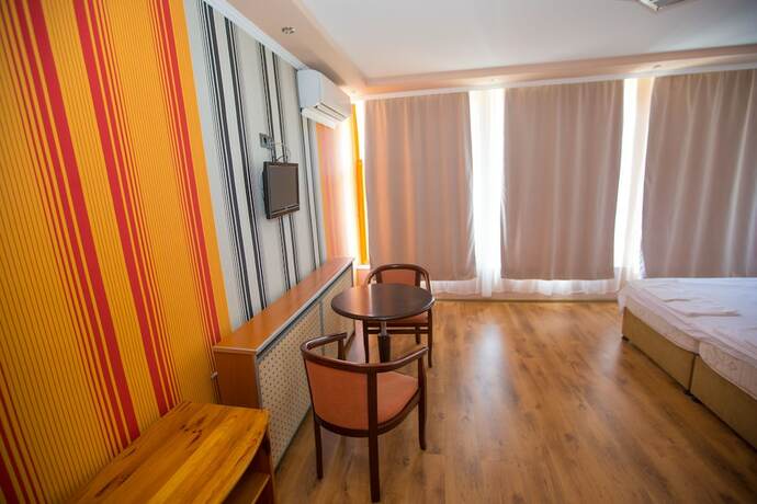 Imagen general del Hotel Ustra. Foto 3