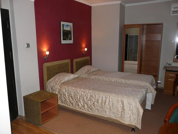 Imagen general del Hotel Ustra. Foto 1