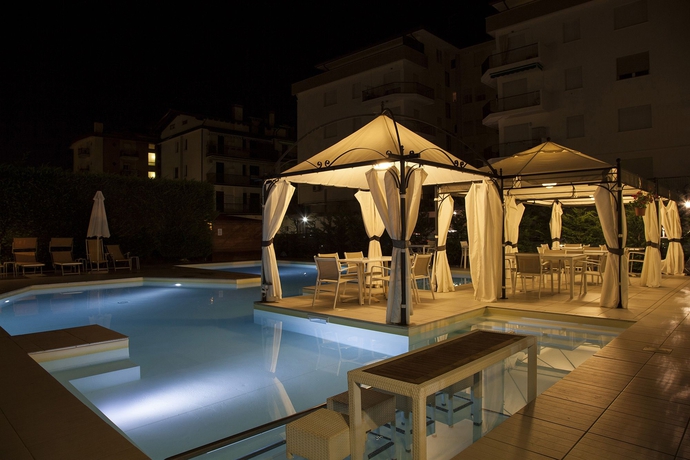 Imagen de la piscina del Hotel Ute. Foto 13