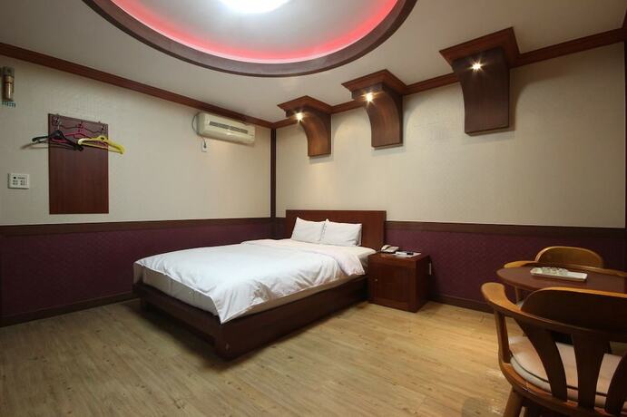 Imagen de la habitación del Hotel Utopia Motel. Foto 19