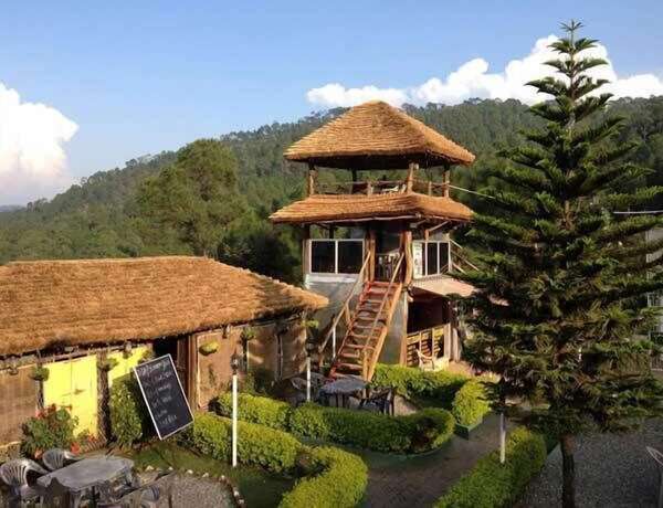 Imagen de los exteriores del Hotel Uttarakhand. Foto 5