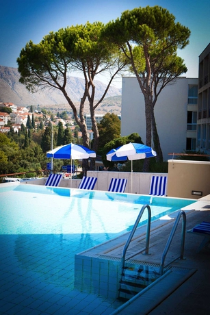 Imagen de la piscina del Hotel Uvala. Foto 13