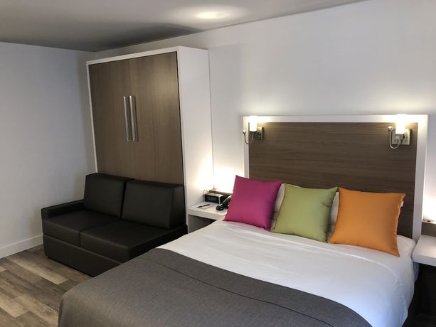Imagen de la habitación del Hotel V. Foto 13