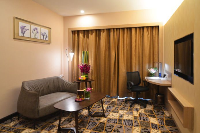 Imagen de la piscina del Hotel V8. Foto 15