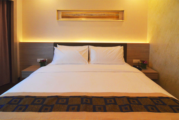 Imagen de la piscina del Hotel V8. Foto 16