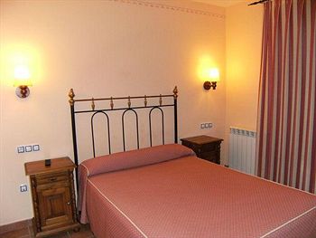 Imagen de la habitación del Hotel VALDEVECAR. Foto 7