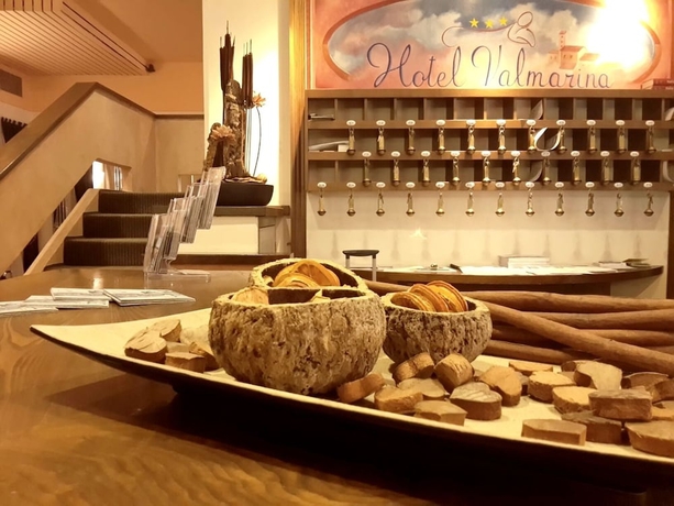 Imagen de los interiores del Hotel VALMARINA HOTEL. Foto 18