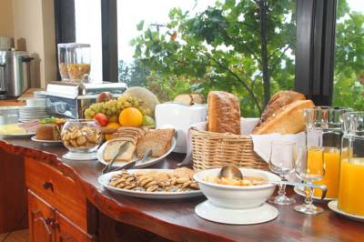 Imagen del bar/restaurante del Hotel VERSALLES SUITES PUERTO MONTT. Foto 2