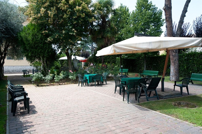 Imagen de los exteriores del Hotel VICTOR, Osteria del Curato. Foto 11