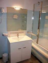 Imagen de la habitación del Hotel VICTORIA, PERPIGNAN. Foto 3