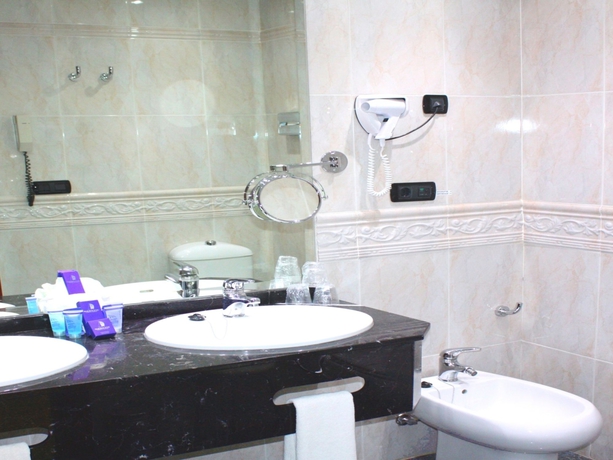 Imagen de la habitación del Hotel VILA REAL PALACE. Foto 13