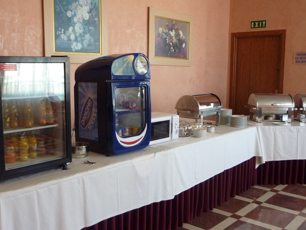 Imagen del bar/restaurante del Hotel VILA REAL PALACE. Foto 9