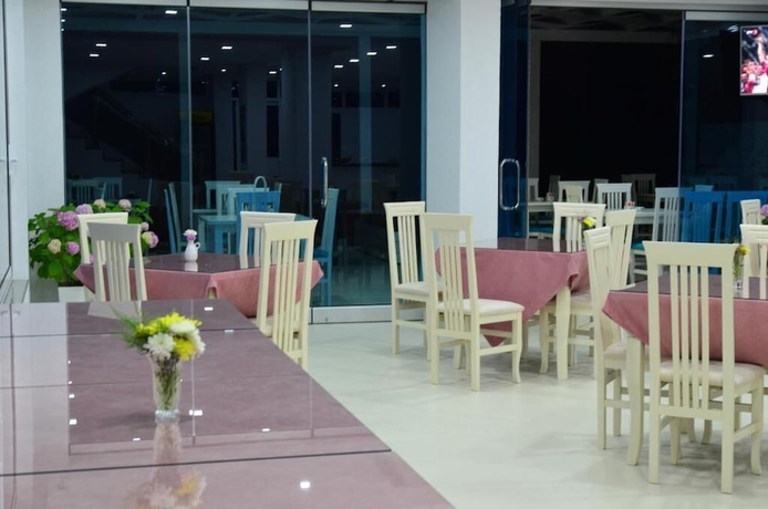 Imagen del bar/restaurante del Hotel VILA e BARDHE. Foto 1
