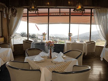 Imagen del bar/restaurante del Hotel VILLA ALPINA EL CHALET. Foto 3