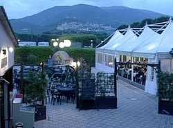 Imagen del bar/restaurante del Hotel VILLAGE GREEN ROOM CHALET. Foto 8