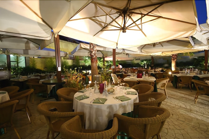 Imagen del bar/restaurante del Hotel VILLAGE LA PRINCIPESSA. Foto 3