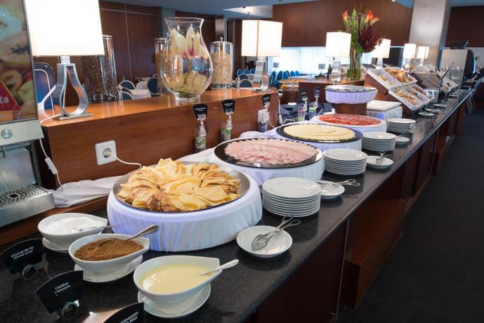 Imagen del bar/restaurante del Hotel VIP Executive Art's. Foto 2