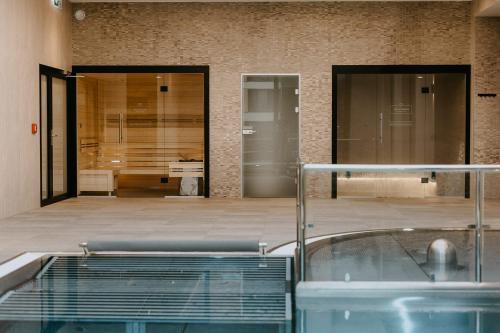 Imagen de la piscina del Hotel VISLOW Resort. Foto 16