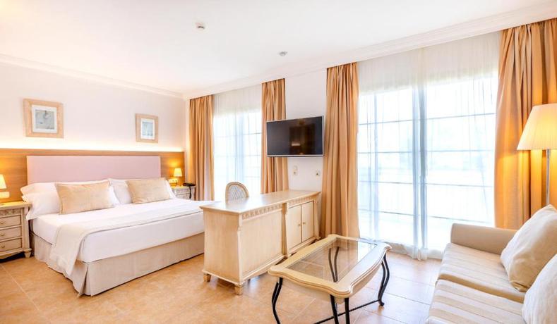 Imagen de la habitación del Hotel VIVA Cala Mesquida Suites & Spa Adults Only. Foto 4