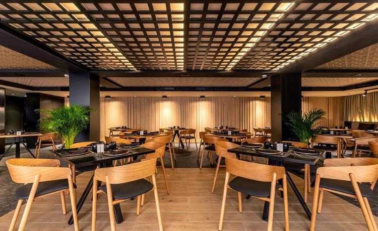 Imagen del bar/restaurante del Hotel VIVA Cala Mesquida Suites & Spa Adults Only. Foto 2