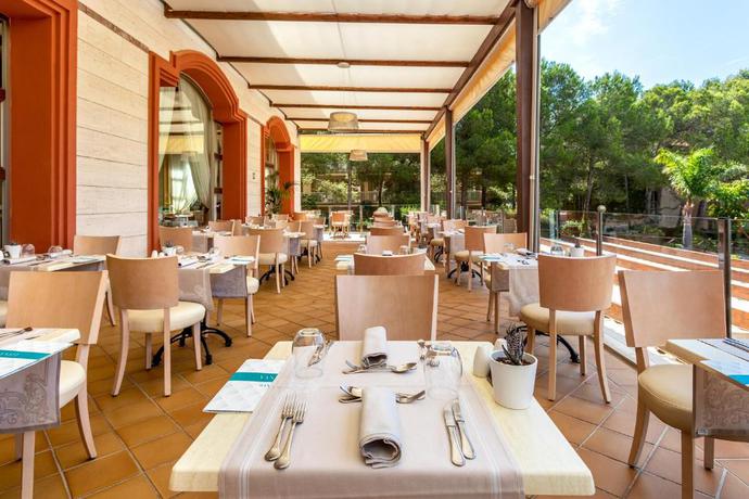 Imagen del bar/restaurante del Hotel VIVA Cala Mesquida Suites & Spa Adults Only. Foto 3